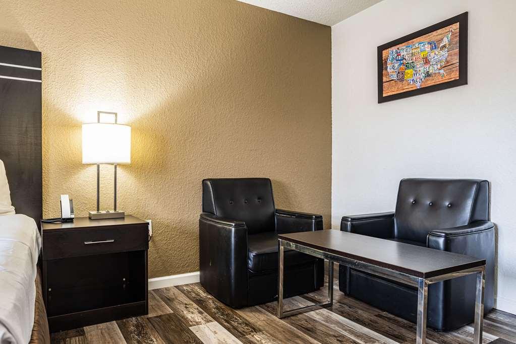 Econo Lodge Cleveland Southeast - Kent Streetsboro Room photo