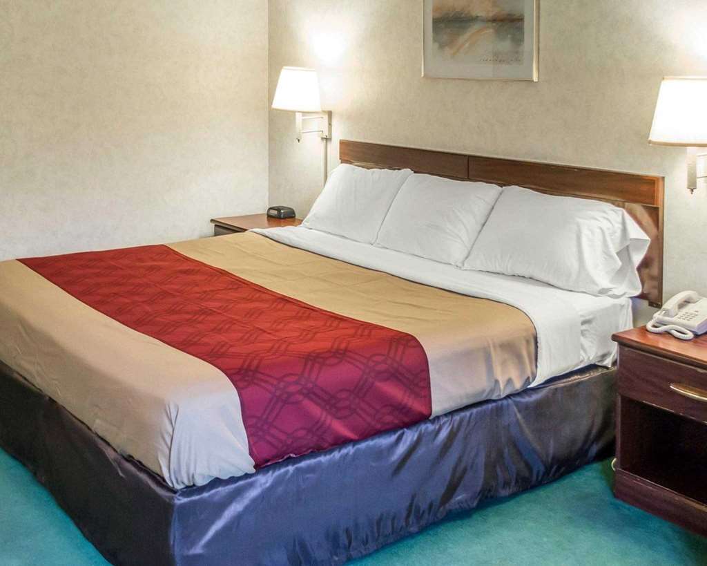 Econo Lodge Cleveland Southeast - Kent Streetsboro Room photo