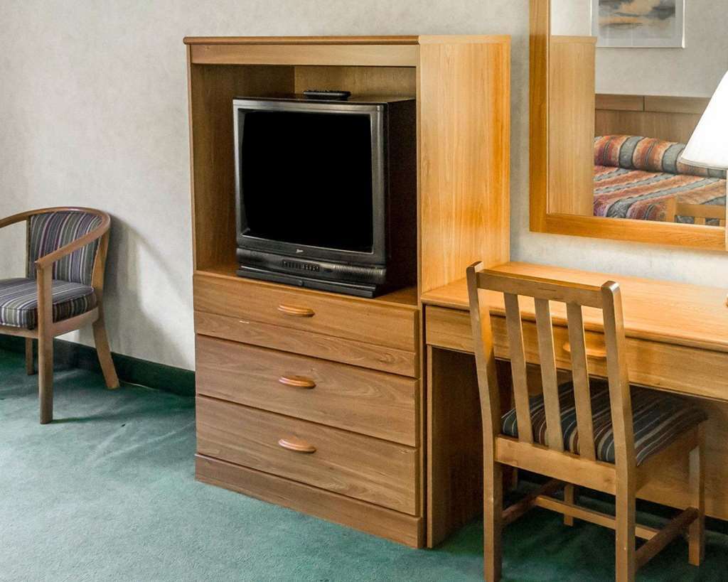 Econo Lodge Cleveland Southeast - Kent Streetsboro Room photo
