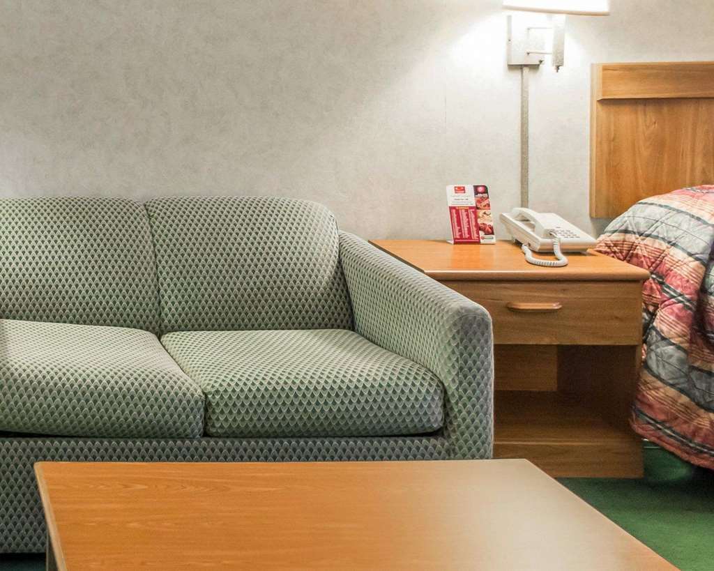 Econo Lodge Cleveland Southeast - Kent Streetsboro Room photo