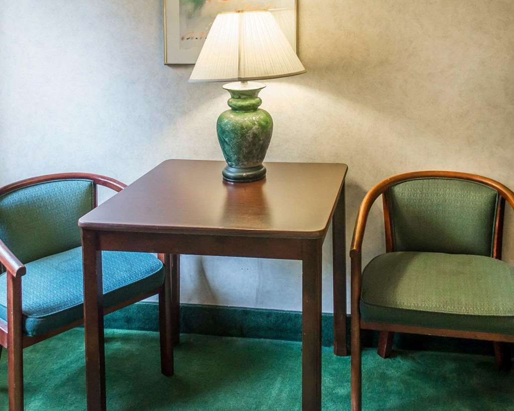 Econo Lodge Cleveland Southeast - Kent Streetsboro Room photo