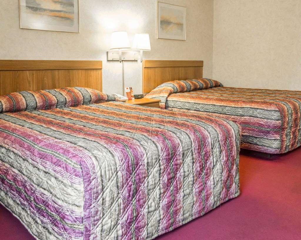 Econo Lodge Cleveland Southeast - Kent Streetsboro Room photo